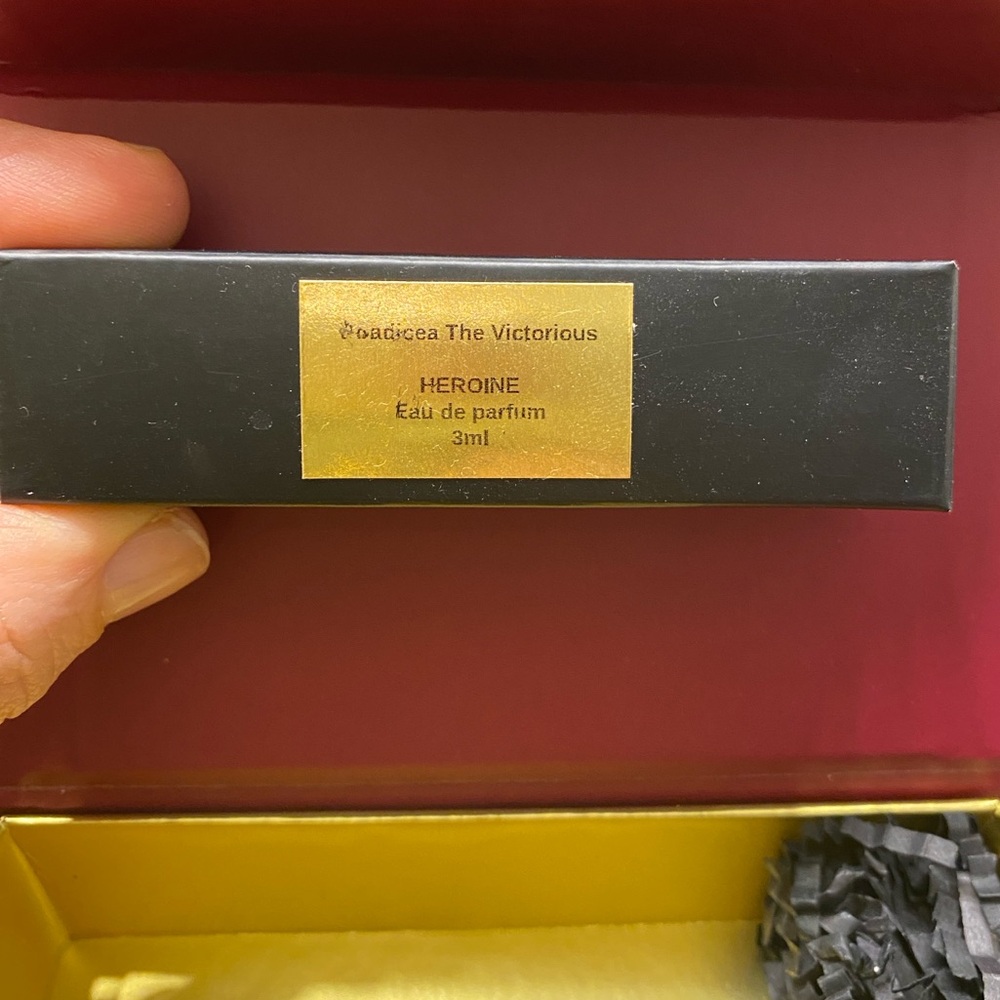 Luxury Perfume Set - Picture 4 of 6